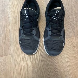 ON Running Men’s Athletic Shoes black/ size 9